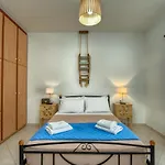Keri Marathias Pavezzo Villa